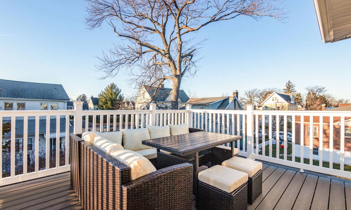 Southeast Yonkers House | Spacious 3BR Home/Free Parking/Balcony/Perfect for Families & Groups