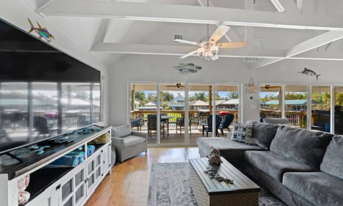 Springfield House | Spacious 5-bedroom house in fabulous Springfield, La with Waterfront access!