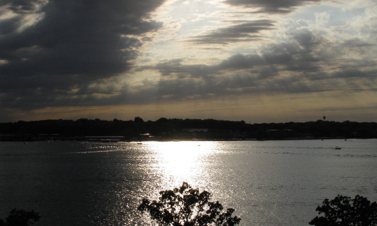 Arnolds Park Condo | Spacious Bridges Bay Condo with stunning lake views and 6 waterpark passes!