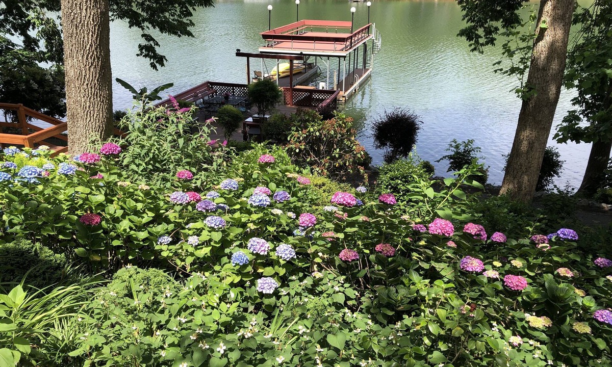 Mayhew House | Spacious Lake Home w/2-Level Dock & Water Toys-Sleep 16 + Kids