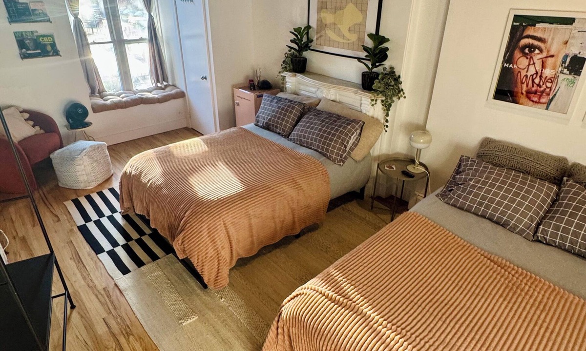 Bushwick House | Spacious Private Bushwick Bedroom - Close to Subways,Manhattan & Pet-Friendly!