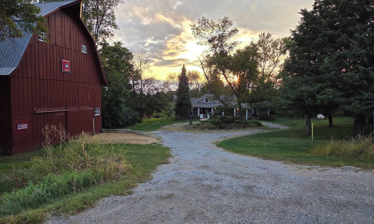 Elwood House | Staying at this Country Retreat Supports a Nonprofit Animal Rescue