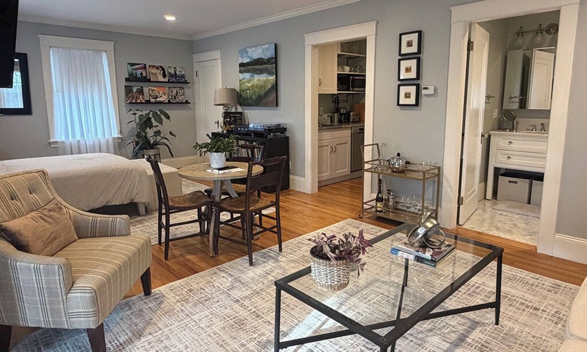 East Greenwich Apartment | Studio in historic Hill & Harbour, walk to town, close to beaches & Newport