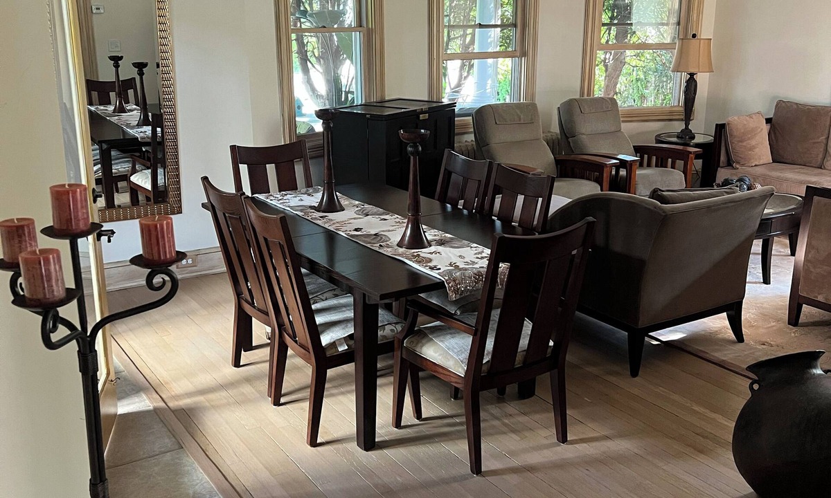 New Rochelle House | Stunning 4-Bedr, 2-Kitchen Home, 3 Bath/3 Park. on site– 38 Min. NYC by Train