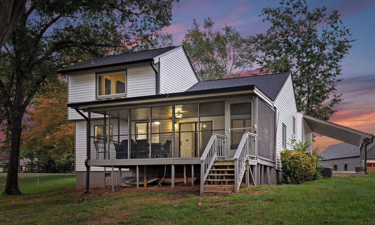 Mayhew House | Stylish 3BR Waterfront Home w/Sunset Porch | Sunsets on Shoreline by Avantstay