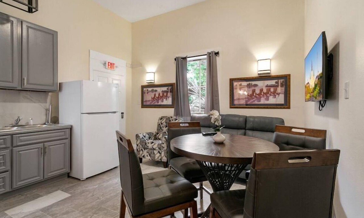 Faubourg Lafayette Condo | Stylish and Spacious Urban Retreat in NOLA