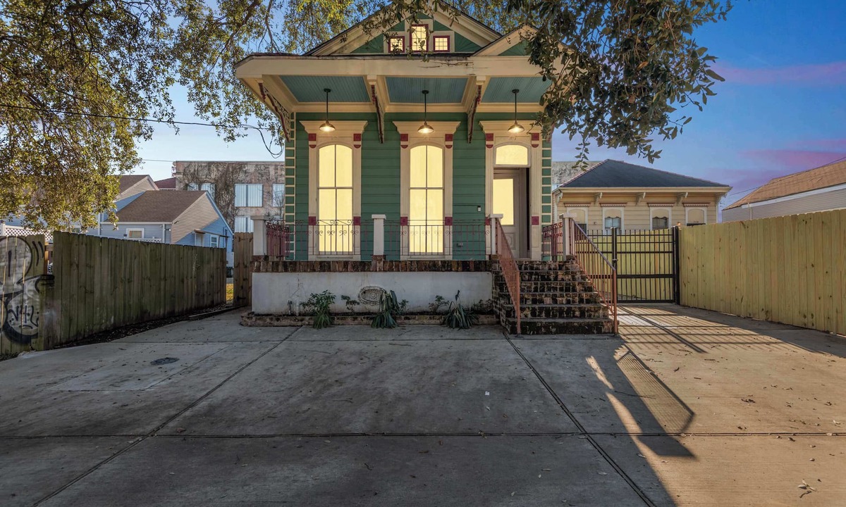 Mid-City House | Stylish, Central Nola Getaway! Parking+Street Car