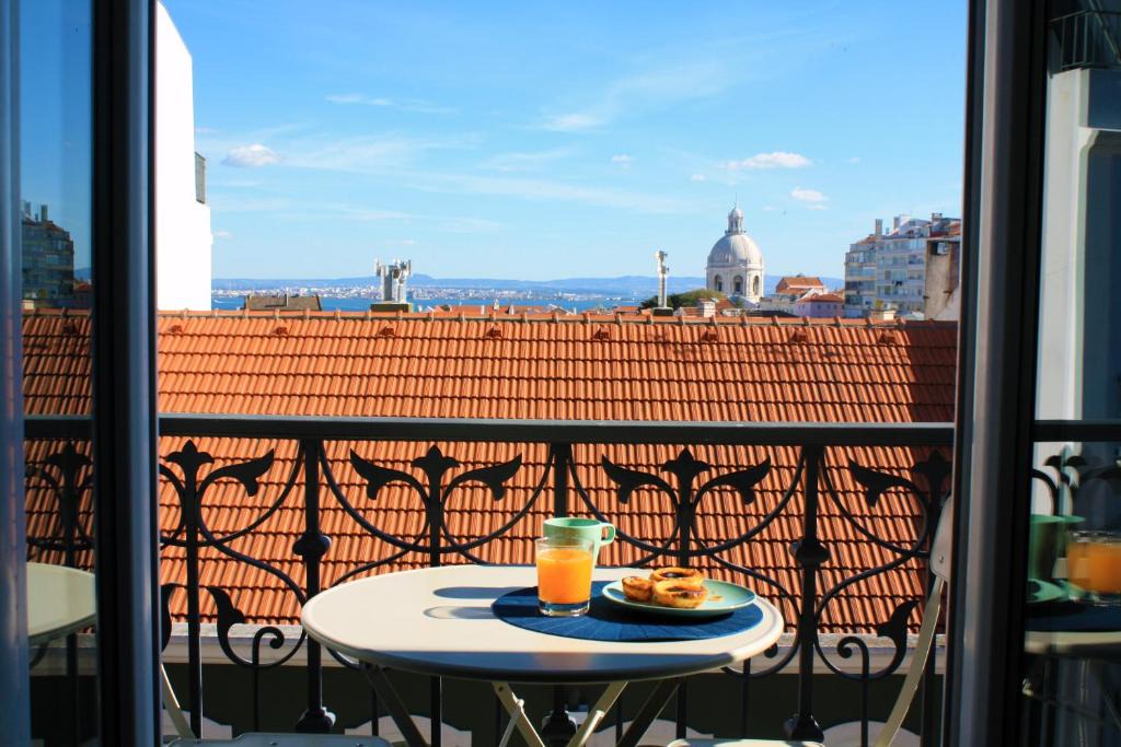 Alfama Apartment | Sunny 3BDR Apartment in Graça by LovelyStay