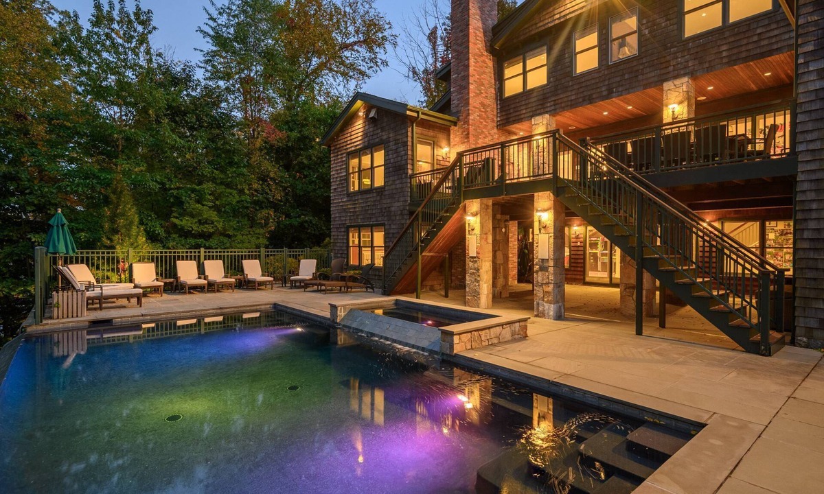 Newtown House | Sunny Days w/Lakeview, seasonal Pool, Hot Tub, close to dining, shopping, town