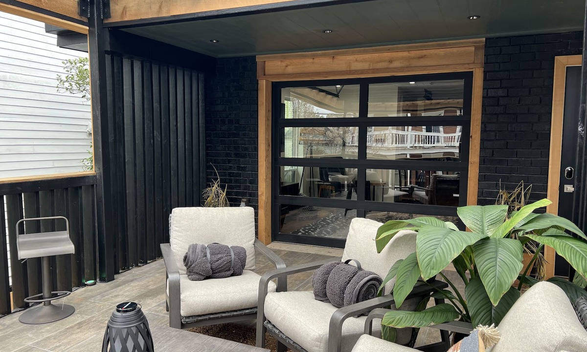 Faubourg Livaudais House | Super Stylish home w/huge balcony, one block from New Orleans Streetcar line!