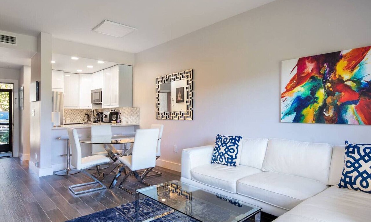 Central Naples Condo | Tennis/Pickleball Hot Tub Pool 5m-Beach & Dwntwn