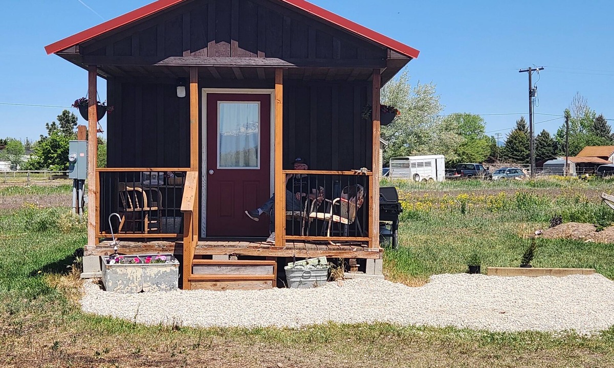 Stevensville Cabin | The Bunkhouse Tiny home with a farm feel.with WiFi,and AC.