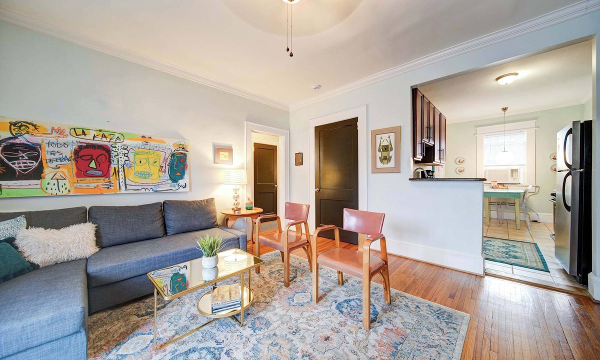 Dilworth Apartment | The Home Collection: King Suite in Dilworth near Atrium & South End