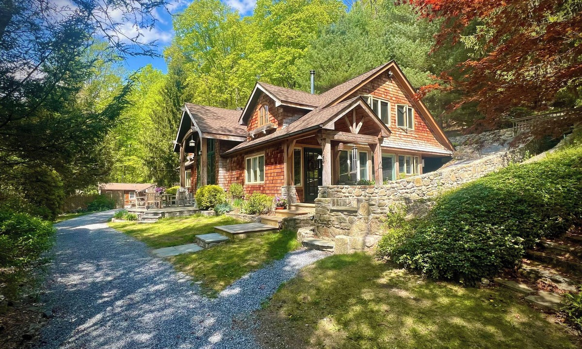 Putnam Valley House | The Lodge-Your own Hillside Estate w/pool, hot tub, trails, views & 1 hr to NYC!