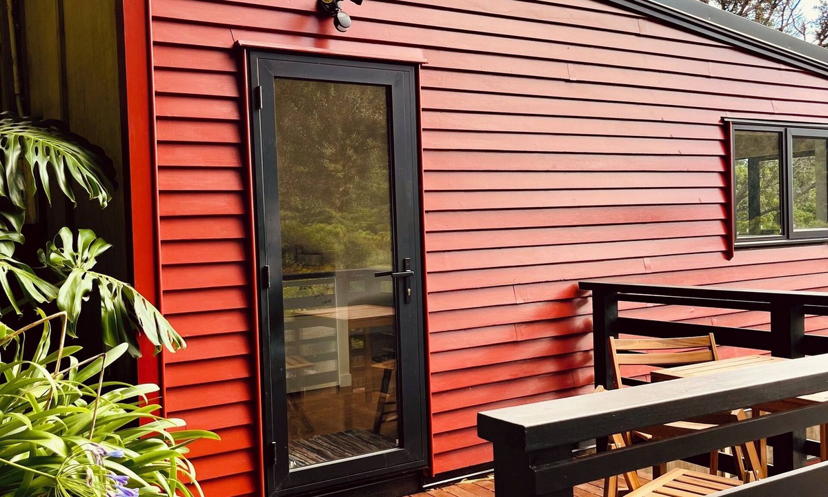 Piha Cabin | Tranquil sunny spot in the heart of Piha. 10 minutes walk to the beach.