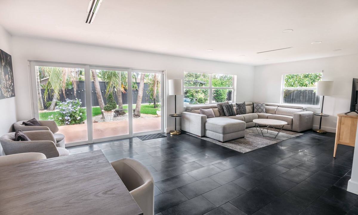 Palm Springs House | Tropical Oasis with Modern Kitchen & Private Backyard- 15 Min to Beach/Downtown