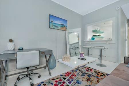 Palm Beach Apartment | Ultra modern Palm Beach Island 1 bedroom 400 SF Pool view suite 2 blocks to beach with free parking!