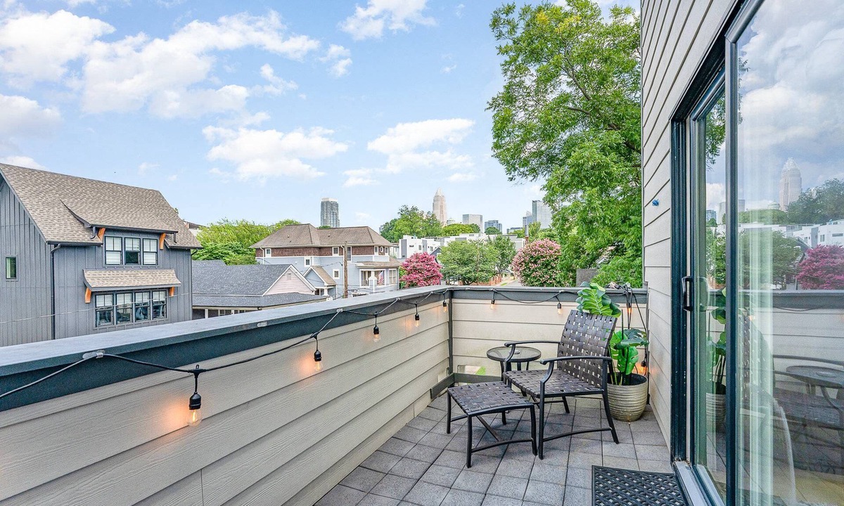 Third Ward House | Unique Jaw-Dropping 6BR Duplex | 10 Min Walk to BOA Games & Concerts| Uptown City Views | Sleeps 20+