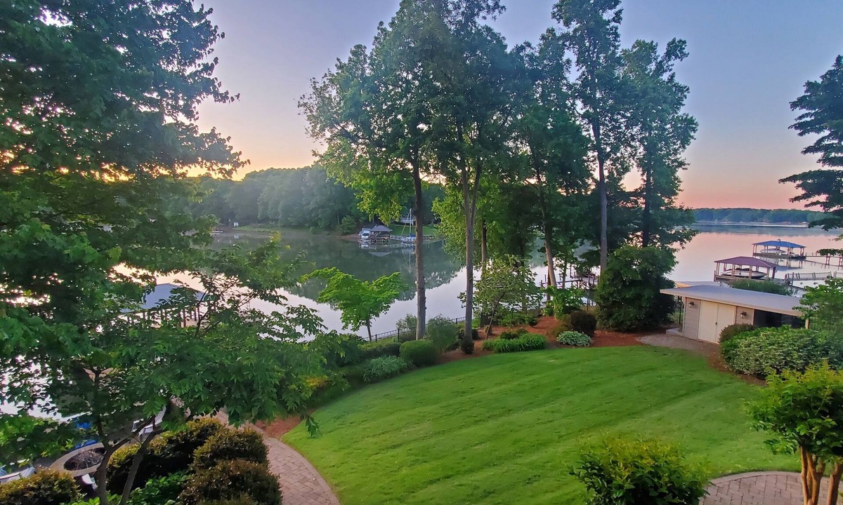 Mayhew House | Updated Lakefront Home w/new Hot Tub & deep water dock, Sleeps 12.