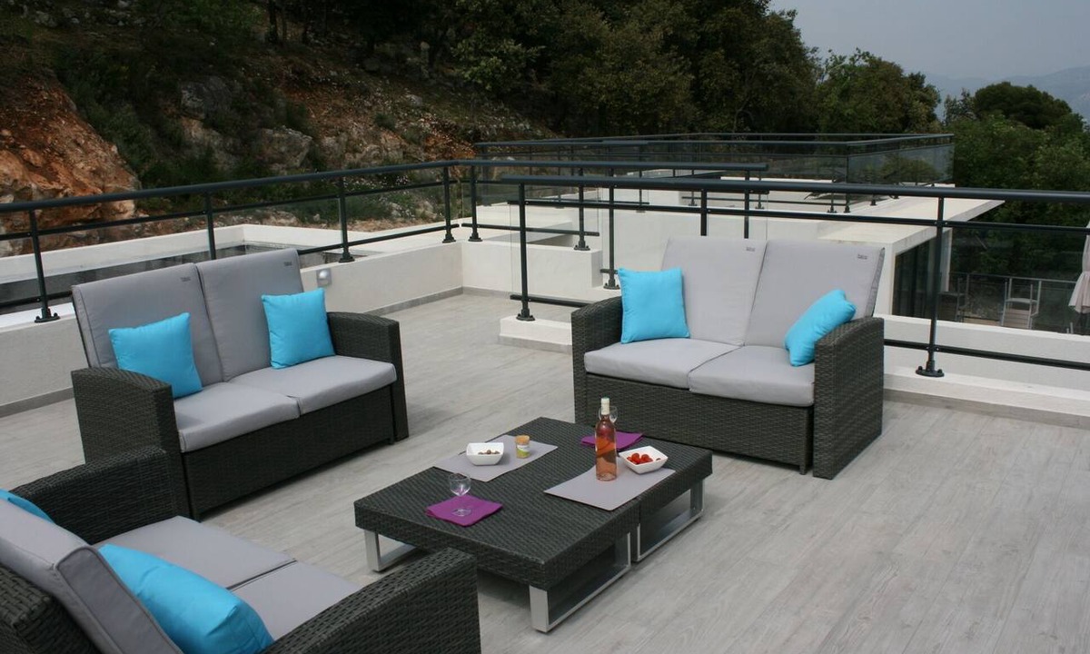 Saint-Jeannet Apartment | Villa Apartments, private garden and pool, sea view
