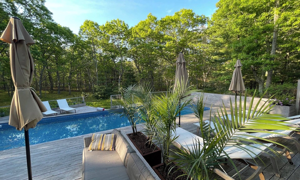 Northwest Harbor House | Village Fringe - Stylish Glassy Modern House with Tennis Courts