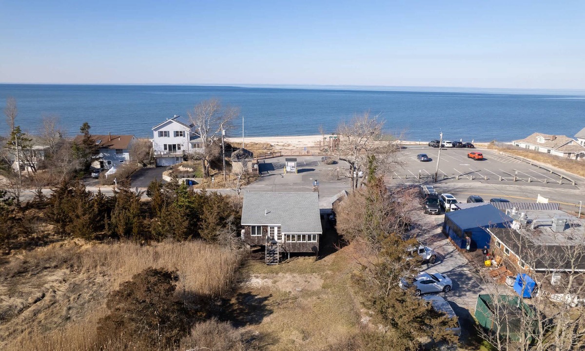 Wading River House | Wading River Beach Cottage | Steps to Shore, Screened Porch