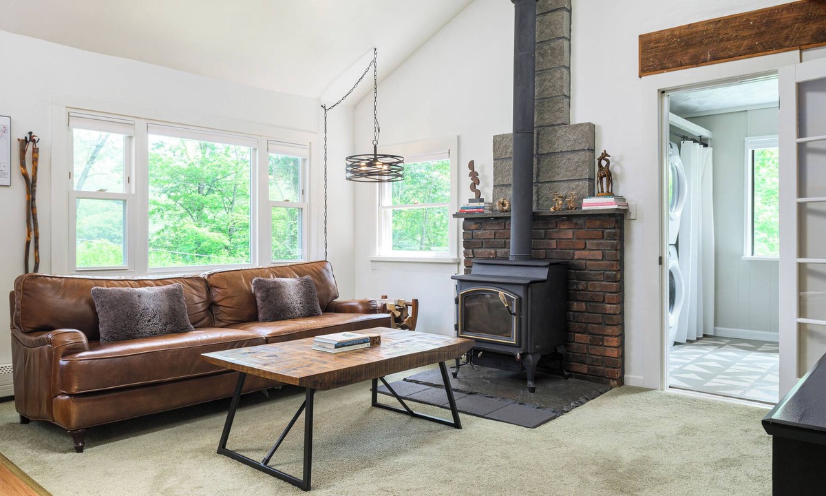 Putnam Valley Cottage | Walk-to-Lake Cottage With Paddleboards for Peaceful Summer Days