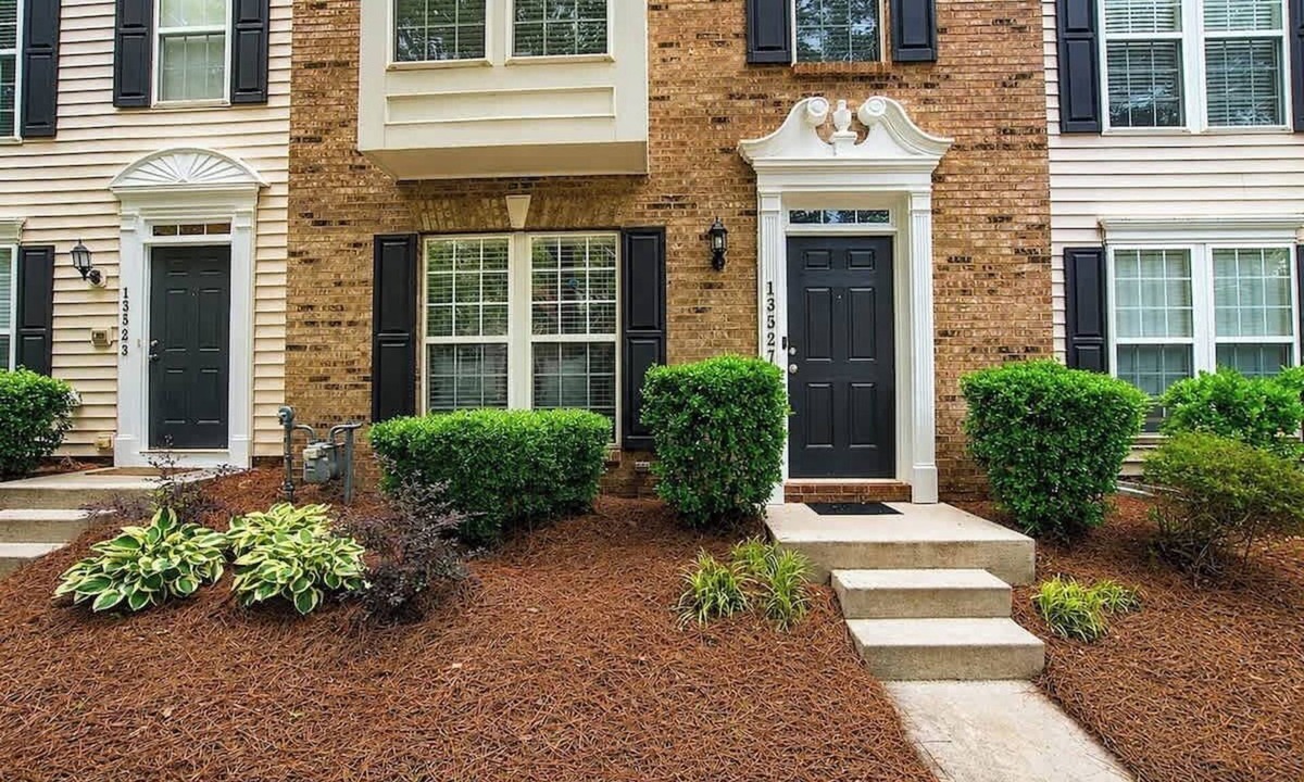 Huntersville House | Walking Distance to night life in Huntersville