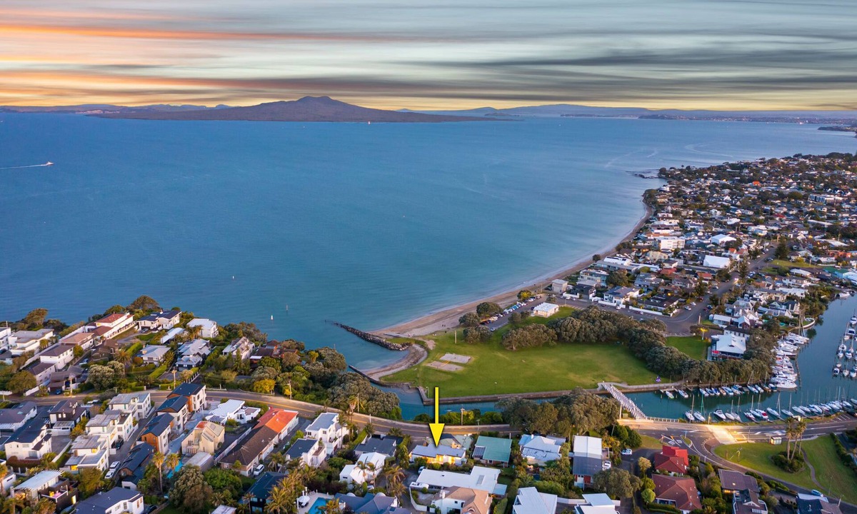 Castor Bay House | Waterfront retreat with stunning sea view - Family friendly & Great location