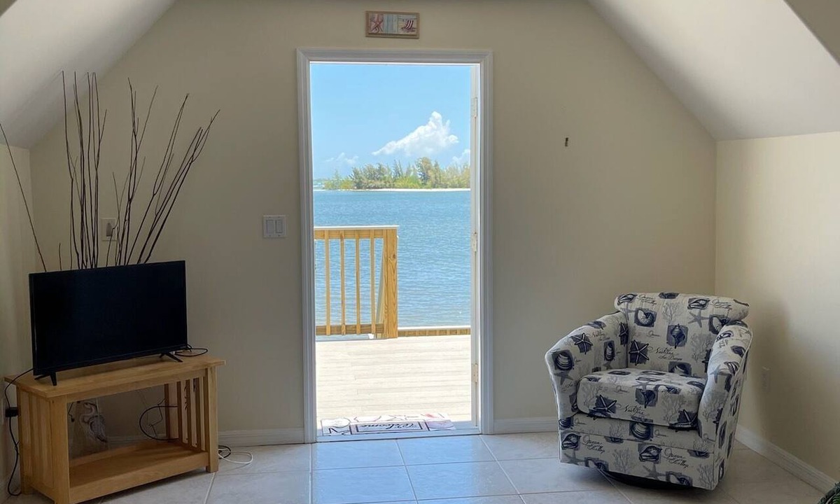 Roseland Apartment | Waterfront Studio with pool and boat dock