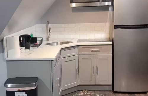 South Side Apartment | 1 bdrm Top Floor Oasis