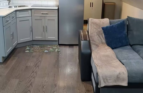 South Side Apartment | 1 bdrm Top Floor Oasis