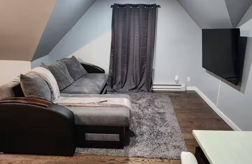 South Side Apartment | 1 bdrm Top Floor Oasis