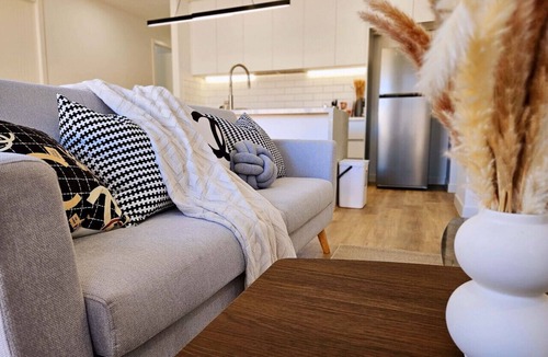 Greenvale House | 10 Min to Airport | Brand New Family 4BR House