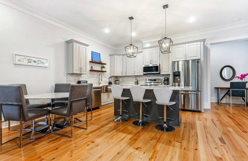 Faubourg Lafayette House | 15% OFF Monthly | 10% OFF Weekly-Stunning Modern & Fully-Upgraded 5 BR w Pool