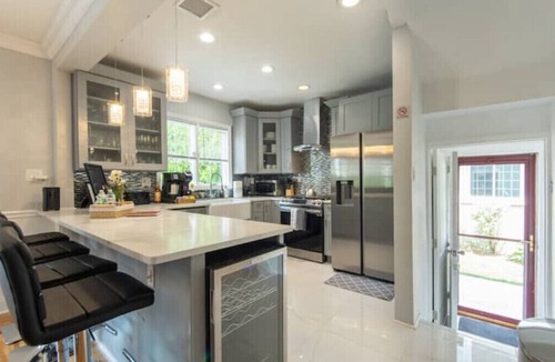 Baldwin House | 17 Mins from UBS Arena/Hot tub/Game Room/King Bed