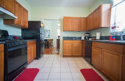 Broadmoor House | 1800 sf Townhome - Minutes to Everything in Town