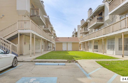 Kenner - Louis Armstrong International Airport Apartment | 2-bedroom apartment in charming Kenner with AC for relaxing stays