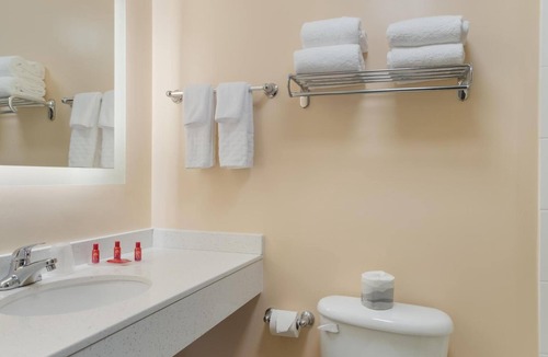 Smithfield Hotel | 2 Budget-Friendly Rooms near Fresco Smithfield | Free Parking & Pool Access