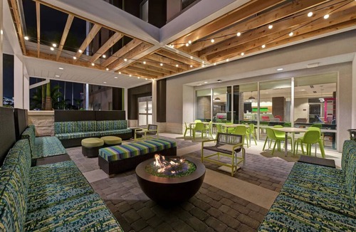 West Palm Beach Hotel | 2 King Studios w/Kitchenettes & Shuttle, 2.1mi Convention Center WPB Area