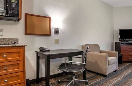 Denham Springs Hotel | 2 Pet-Friendly Suites w/Full Kitchen Near Baton Rouge Zoo & Shopping Spots
