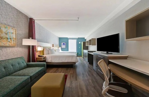 West Palm Beach Hotel | 2 Pet-Friendly Queen Studios w/BBQ, 2.3mi to The Square CityPlace