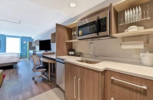 West Palm Beach Hotel | 2 Pet-Friendly Queen Studios w/BBQ, 2.3mi to The Square CityPlace