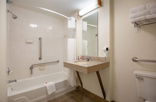 Kill Devil Hills Hotel | 2 Queen Beds Guestroom with Pool View