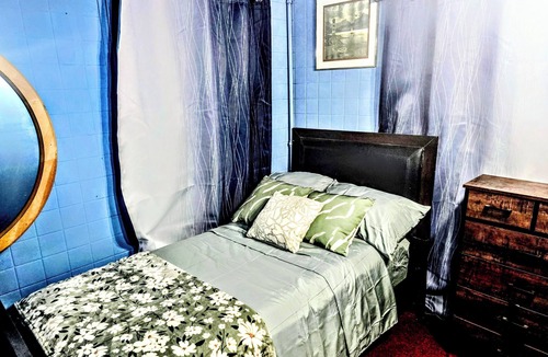 Forest Hill Bed & Breakfast | 20 min from airport 2-bedroom apartment with AC in vibral Newark