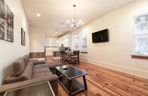 Faubourg Lafayette Condo | 20% OFF Monthly | 10% OFF Weekly-Hosteeva 3 BR Cottage Close to St. Charles 5 m Ride to FQ