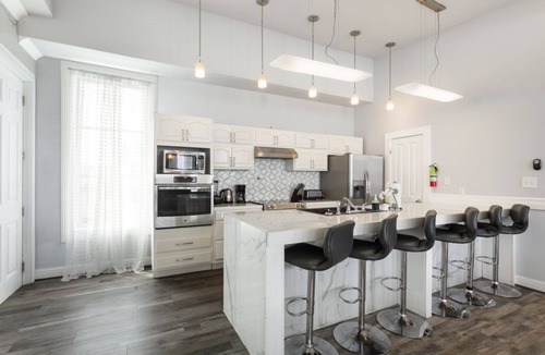 Faubourg Lafayette Condo | 20% OFF Monthly | 10% OFF Weekly-5BR Private Penthouse in the Heart of New Orleans