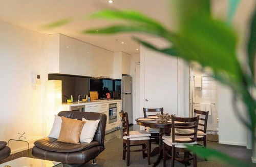 Southbank Apartment | 2BDR City Views with Pool and Tennis Court