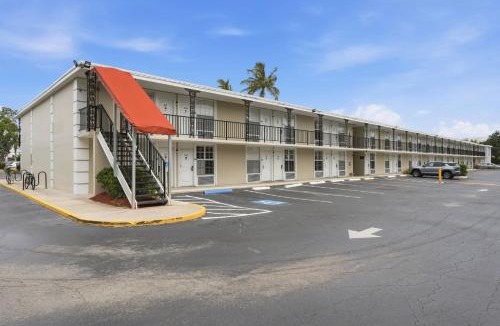 Moorings Apartment | 2nd Floor Efficiency - Close to Beach and Downtown