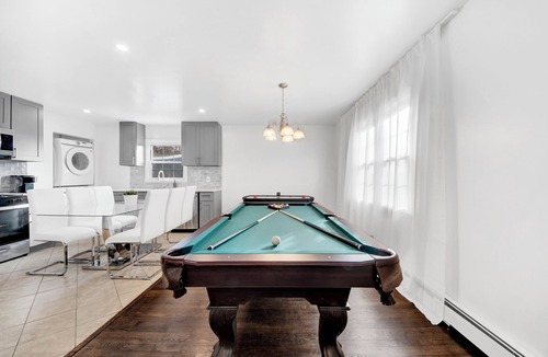 White Plains House | 3 Bedroom Home Free Parking Great for Families, Friends & Groups